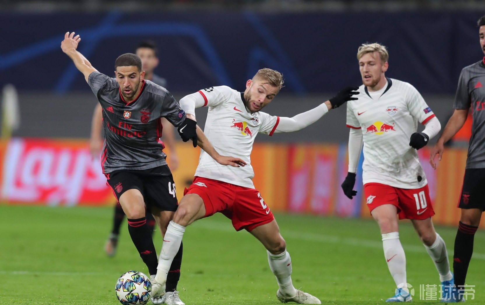 里昂主场负阿贾克斯，错失欧冠四强机会