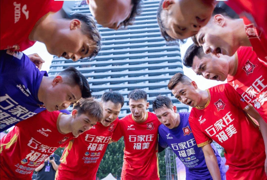 足球比赛掀起热潮，球员表现备受瞩目