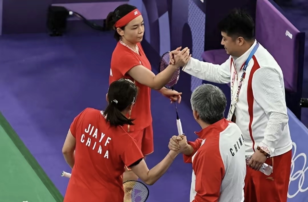 包含史诗对决！羽毛球上演极限翻盘的词条