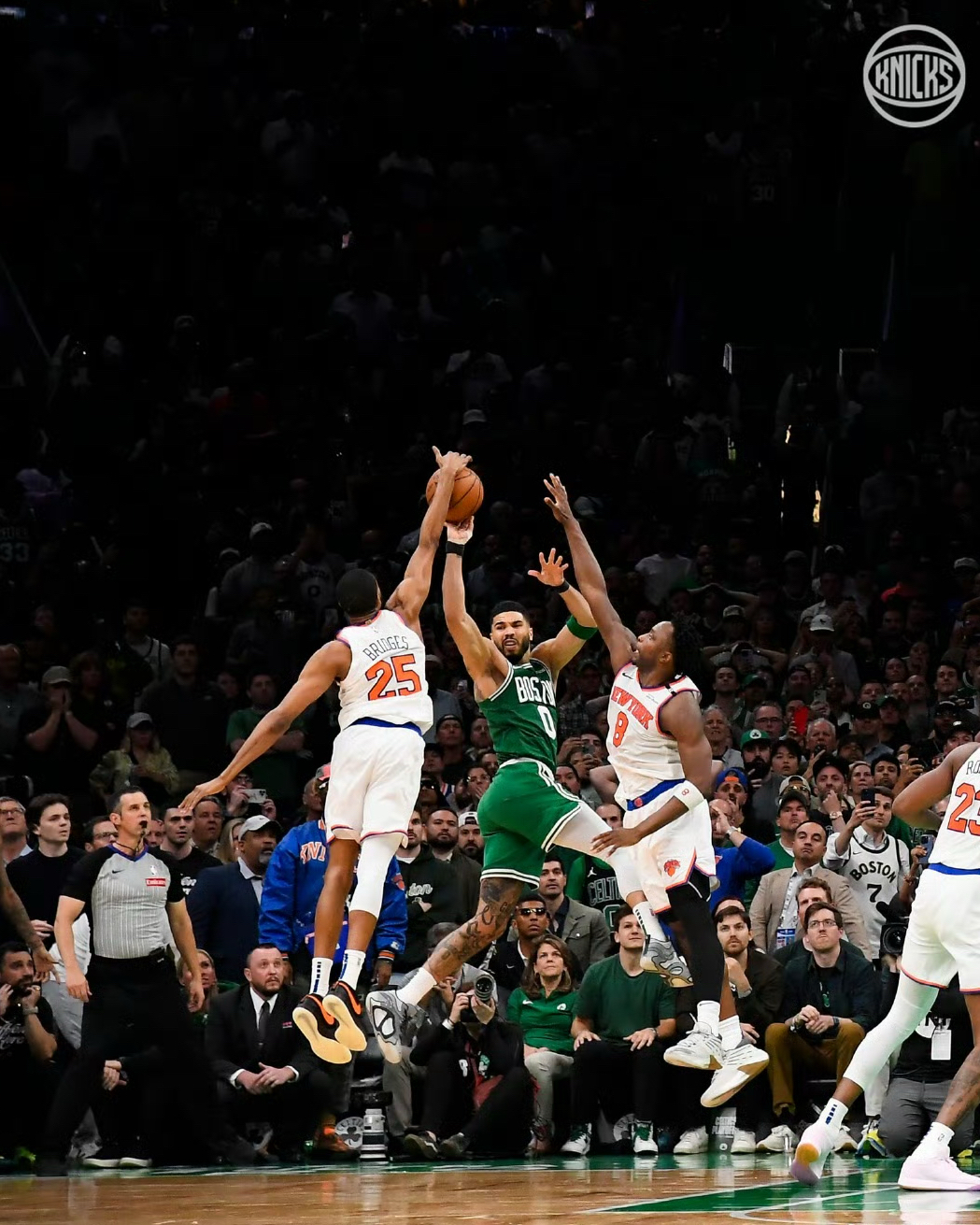 尼克斯险胜鹈鹕，库里统治全场