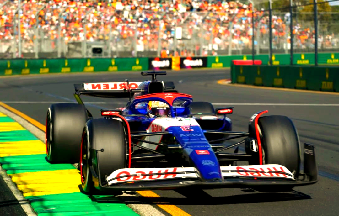 红牛二队逆转雷诺车队，塞恩斯关键制胜